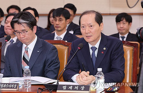 이완규 법제처장이 국회 법제사법위원회 전체회의에서 계엄 사태와 관련한 현안질의에 답하고 있다. 연합뉴스